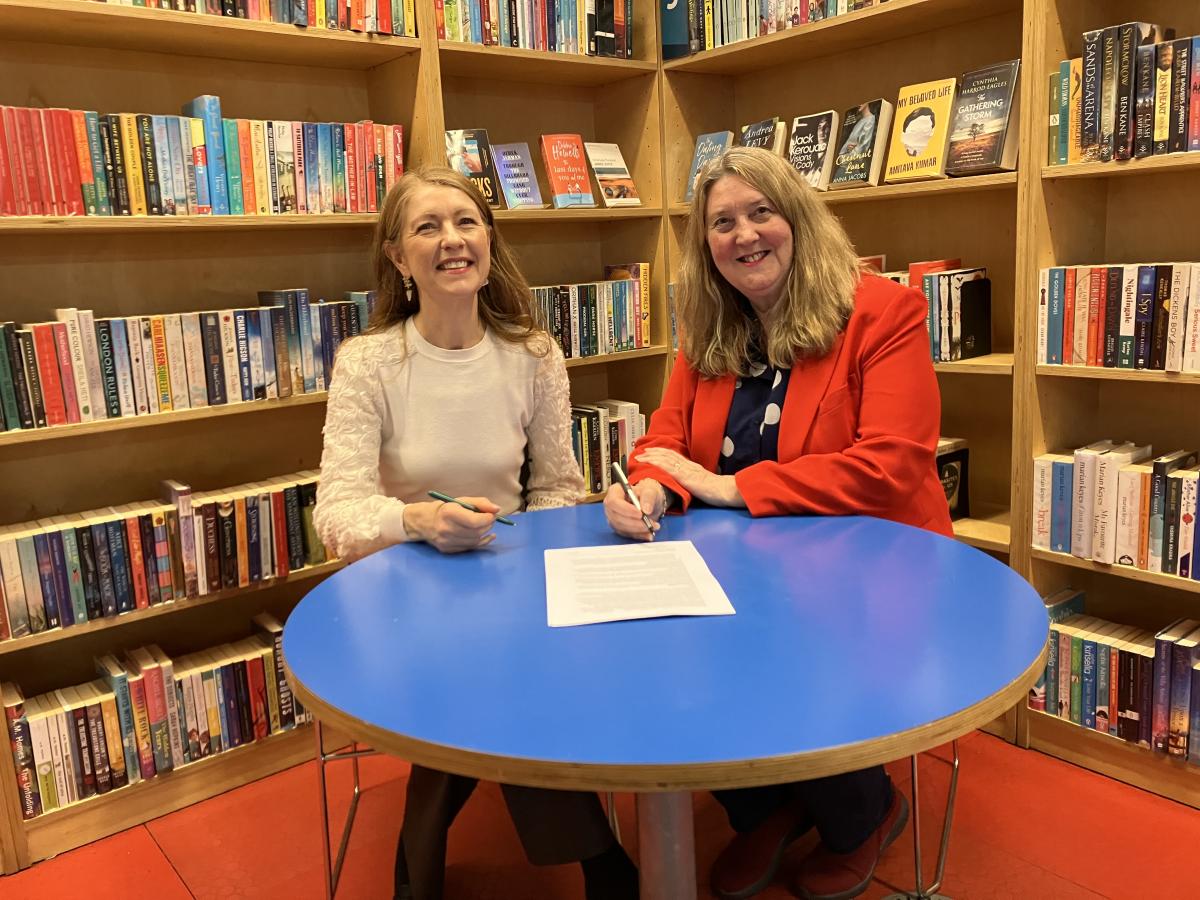 Helen Milner and Isobel Hunter signing the Memorandum of Understanding between Good Things Foundation and Libraries Connected